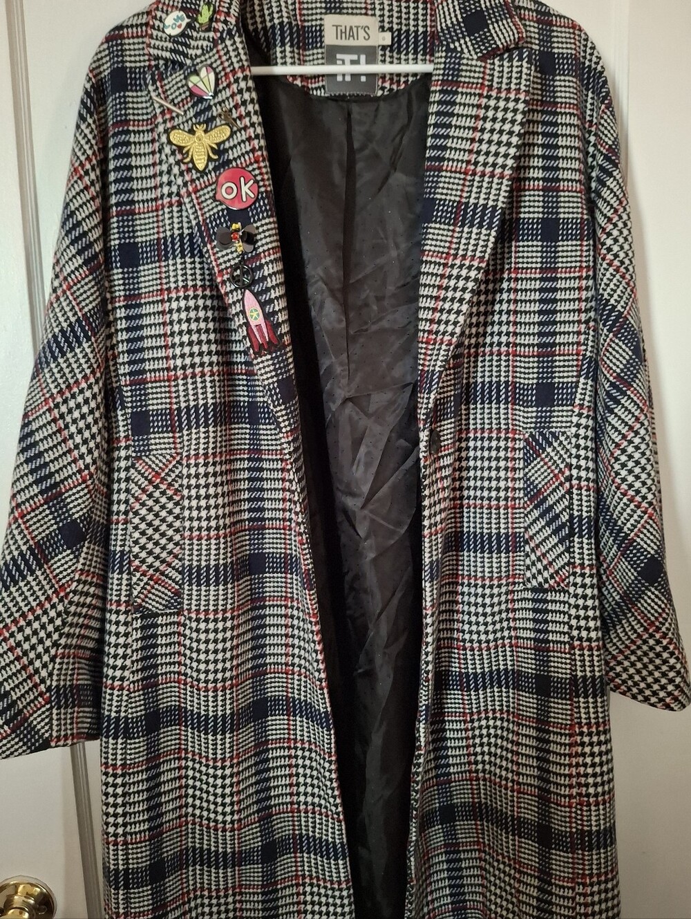 Plaid Houndstooth Patch-Embellished Women's Coat - Black/White with Red Accents